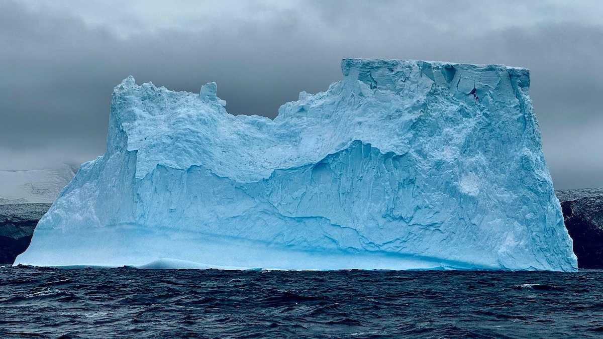 El calentamiento anómalo en aumento se asocia a temperaturas atmosféricas más cálidas, que a su vez se relacionan con cambios en los vientos superficiales y con una reducción sin precedentes del hielo marino. Iceberg avistado desde el buque Hespérides durante la campaña Antártica 2024. | Foto: Oleg Belyaev