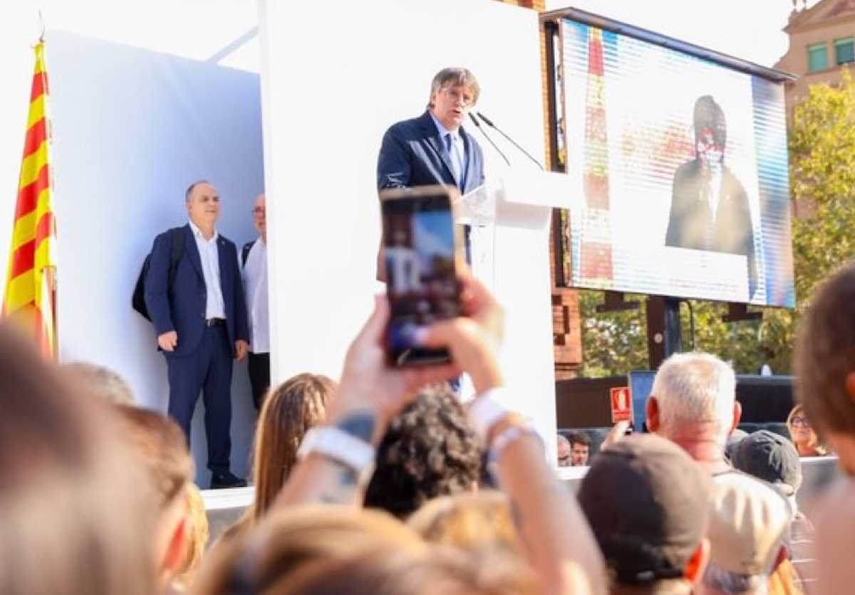 Carles Puigdemont negocia con Feijóo una posible moción de censura contra Sánchez.
