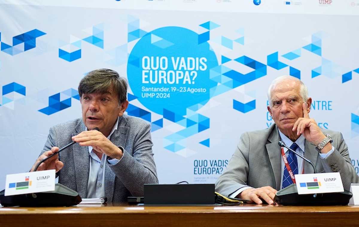 Josep Borrell junto al el rector de la Universidad Internacional Menéndez Pelayo, Carlos Andradas. | Foto: UIMP