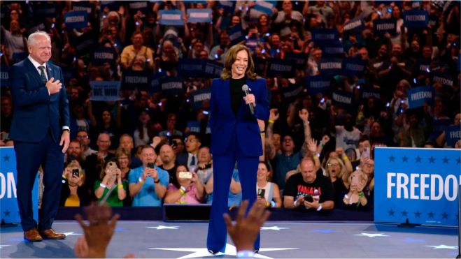 Tim Walz y Kamala Harris en la Convención Democrata en Chicago