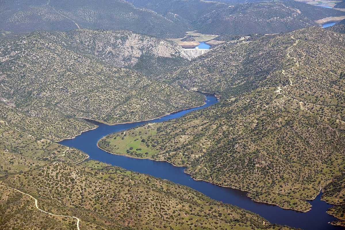 Embalse del Encinarejo, en la Sierra de Andújar, una de las zonas afectadas por los incendios del pasado fin de semana. | Foto: Wikicommons Images