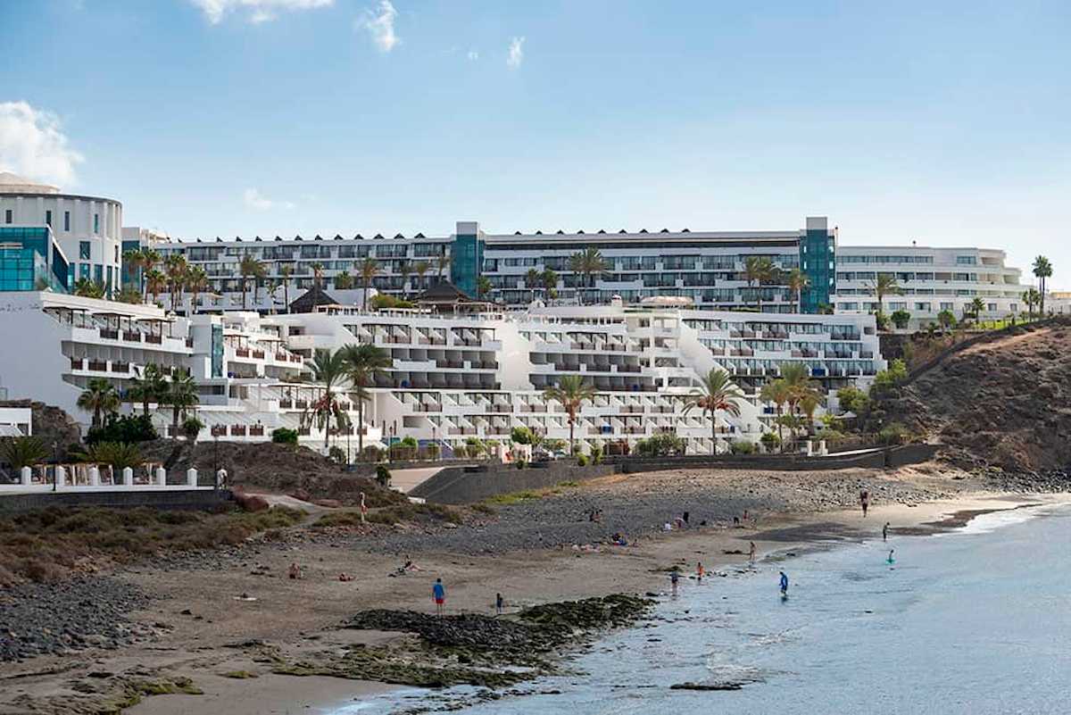 El Cabildo de Lanzarote, presidido por Oswaldo Betancort de Coalición Canaria, aprobó, el pasado 19 de agosto, conceder la autorización turística al hotel Hotel Papagayo. |Foto: Adriel Perdomo