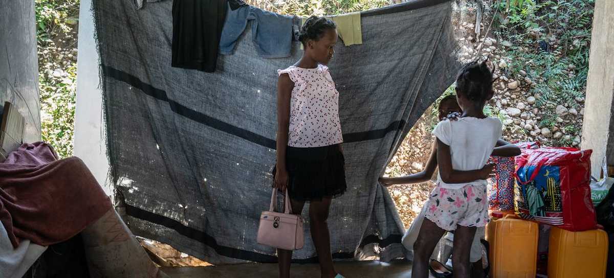 Esta familia desplazada durante estos meses de violencia vive en una escuela inacabada en Puerto Príncipe, Haití. | Foto: UNOCHA/Giles Clarke