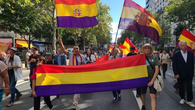 Marcha de republicanos españoles antifascistas, comunistas y anarquistas en los 80 años de la Liberación de Paris. Foto de Carlos de Urabá