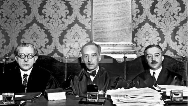 Losfiscales José Oriol Anguera de Sojo, Sastre y Jordan de Urries (i d),en Sala de Justicia Militar del Tribunal Supremo contra Sanjurjo y subordinados por el intento de golpe de estado de agosto de 1932