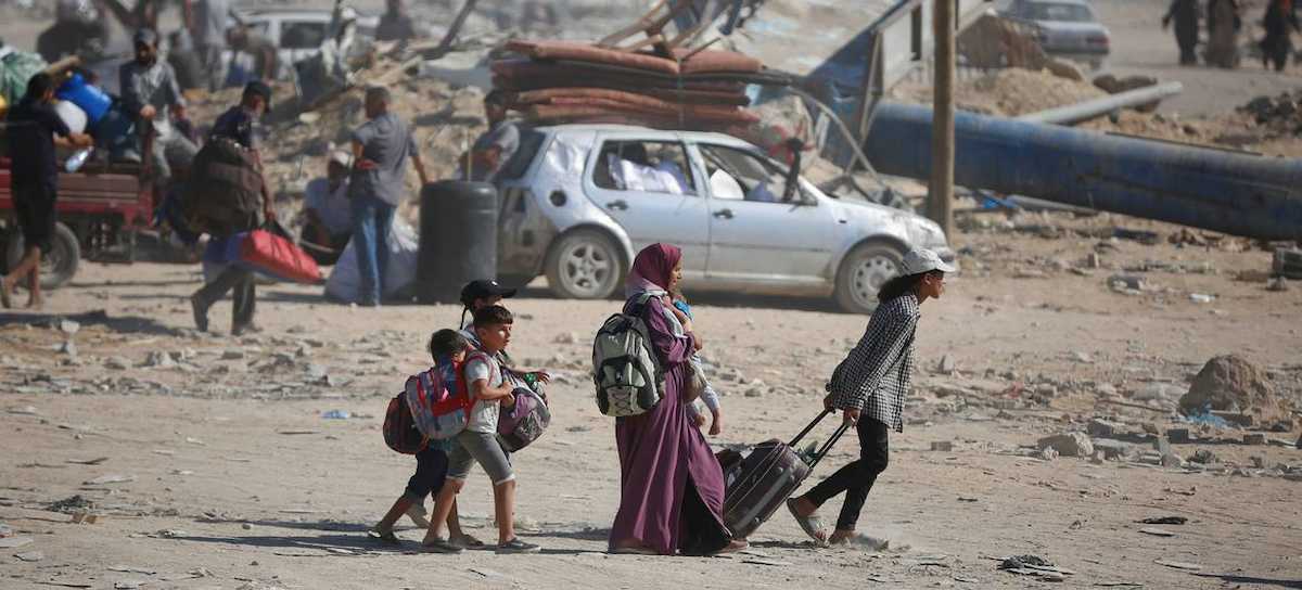 Una familia en Gaza se desplaza entre la destrucción, siguiendo las órdenes israelíes de evacuación. | Foto:  UNRWA