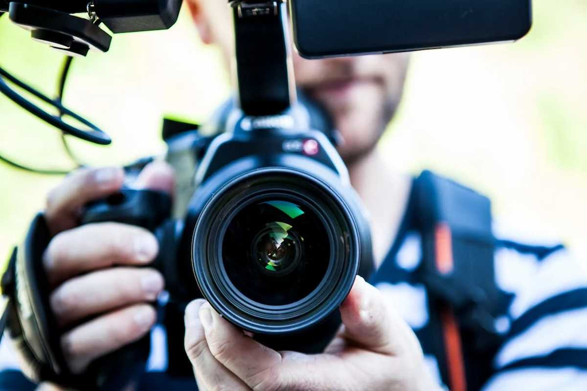 Según la FAPE y otras organizaciones de periodistas, en muchos casos se han levantado contra los detenidos cargos por incitación al odio y terrorismo. | Foto: Pexels