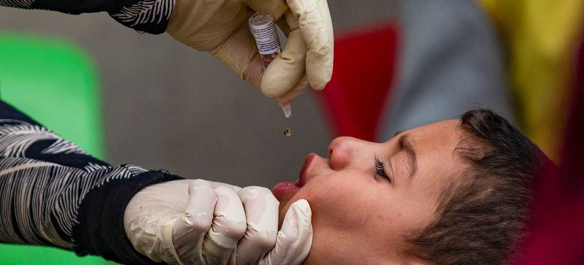 Un niño recibe la vacuna oral contra la polio distribuida por las agencias de la ONU. | Foto: UNICEF/Delil Souleiman