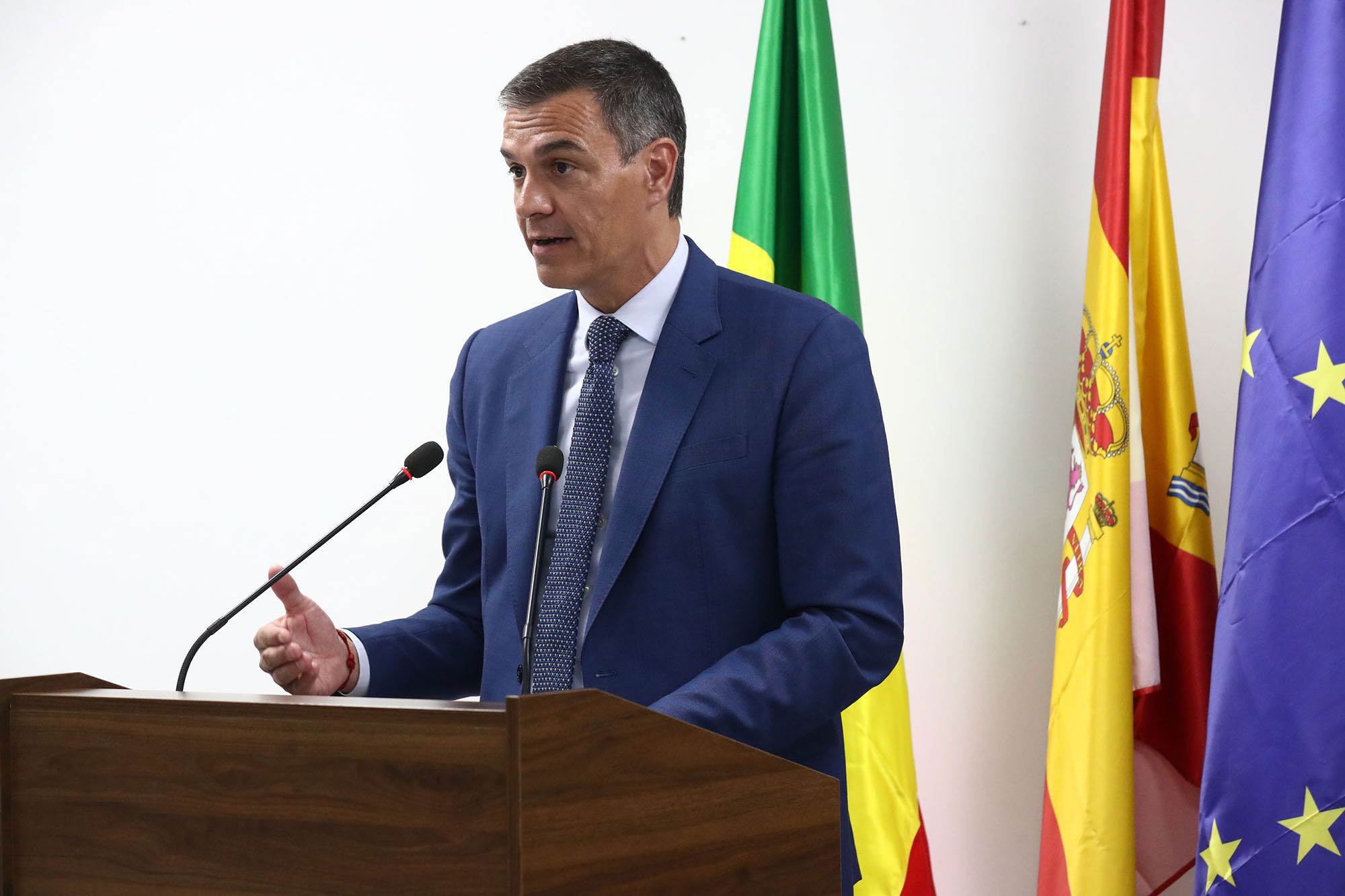 El presidente del Gobierno, Pedro Sánchez, durante su intervención en el Instituto Cervantes de Dakar. Pool Moncloa/Fernando Calvo. Dakar (Senegal): "El retorno de los migrantes irregulares es imprescindible"