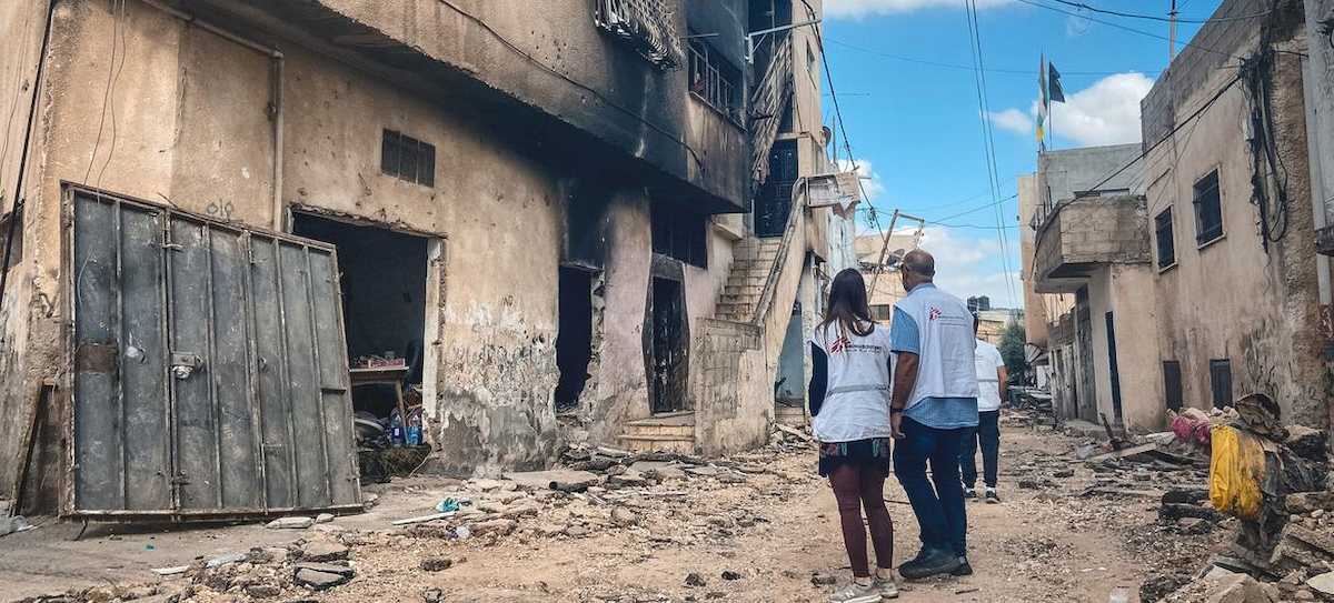 Trabajadores humanitarios evalúan los daños después del bombardeo israelí a un campo de refugiados en Jenin, al tiempo Guterres llama a fin de las hostilidades. | Foto: UNOCHA/Médecins Sans Frontières