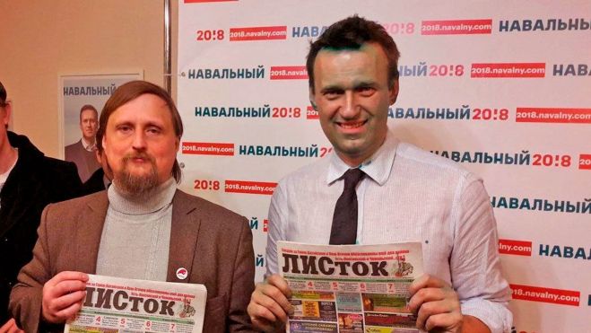 Sergei Mikhailov y Alexey Navalny tras el ataque de activistas progubernamentales rusos