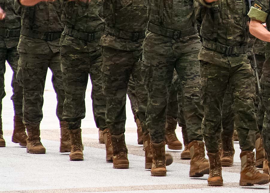 La bandera sigue al dinero y los militares a la bandera