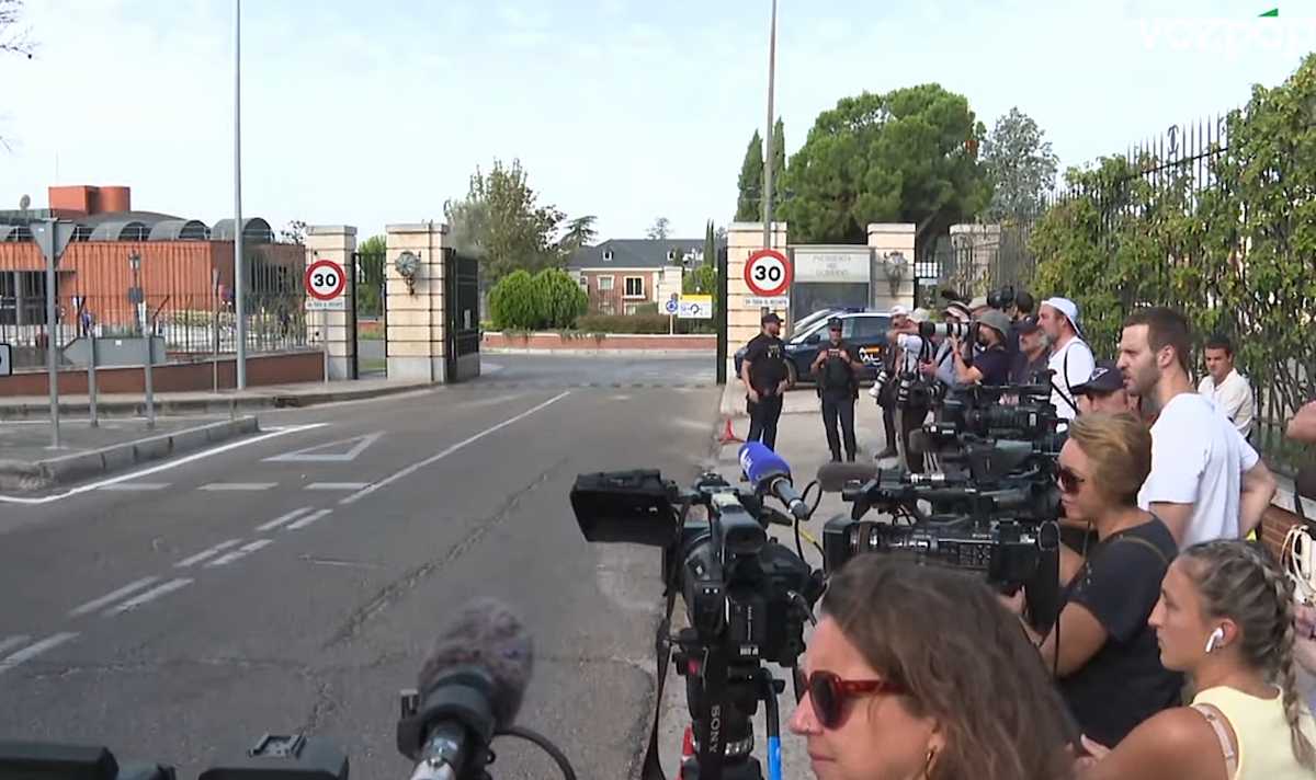 Periodistas esperan la llegada del juez Peinado a Moncloa para interrogar a Sánchez.