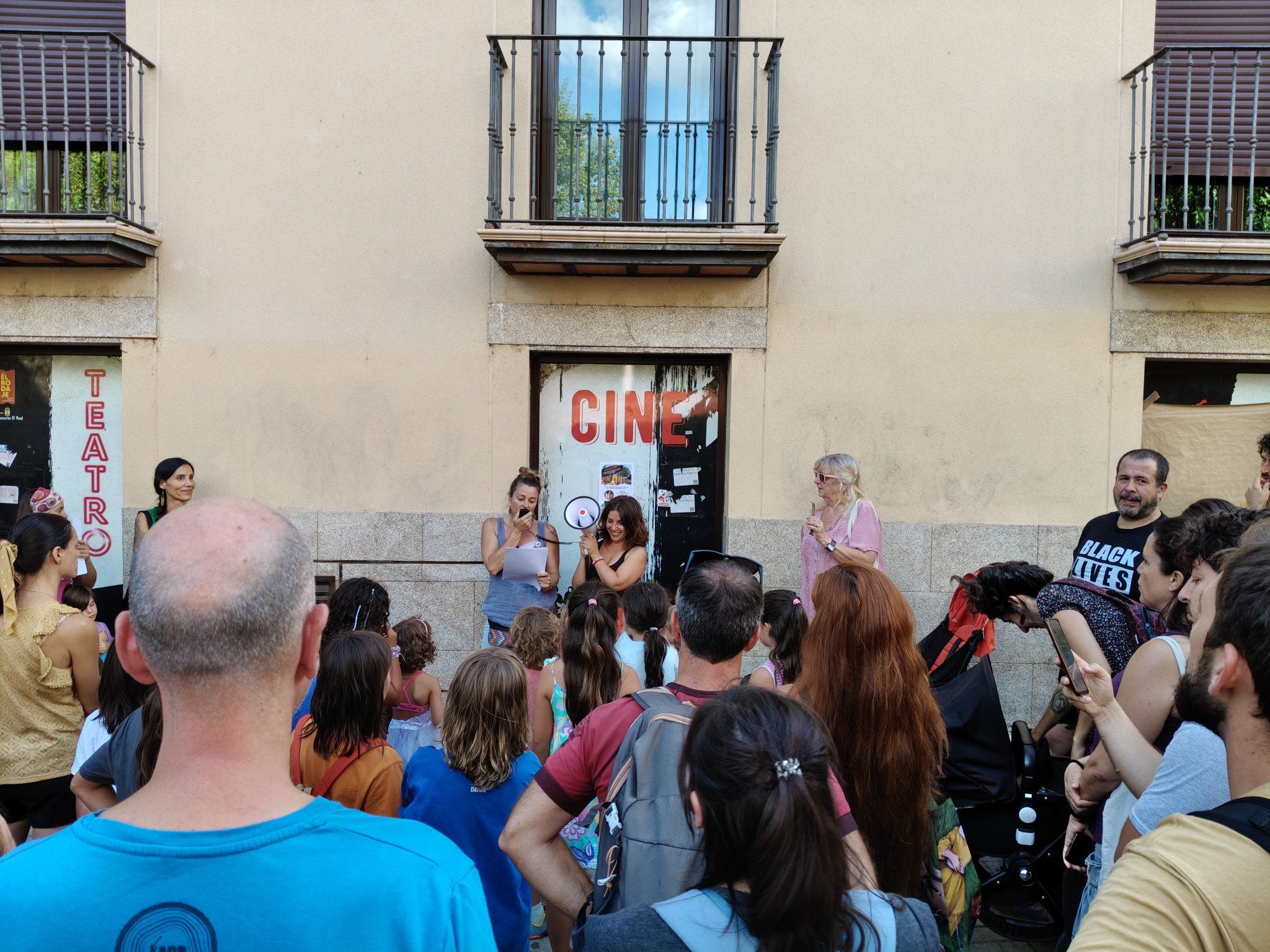 La concentración de vecinos frente al Parque infantil en contra de la decisión de la Duquesa del Infantado, este martes. Verdes Equo Manzanares el Real