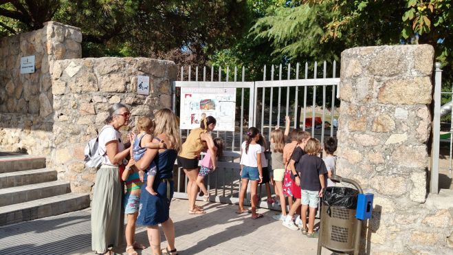 Protesta ante la puerta cerrada del parque infanil, Verdes Equo Manzanares el Real