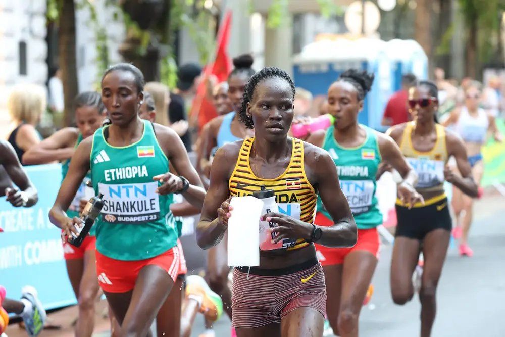 La atleta Rebecca Cheptegei (en el centro de la imagen co top de rayas amarillas) participó en el maratón de los pasados Juegos Olímpicos de París