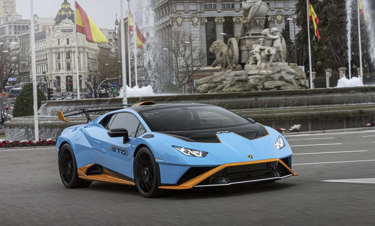 Un Lamborghini, símbolo de los superricos, por las calles de Madrid.