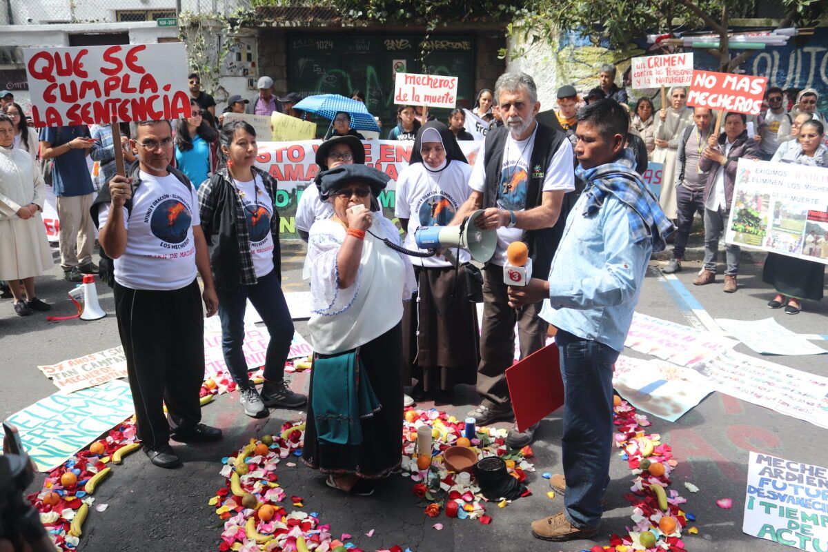 Plantón afuera de la Corte Constitucional en Quito. Junio 5 de 2024. Foto: UDAPT.