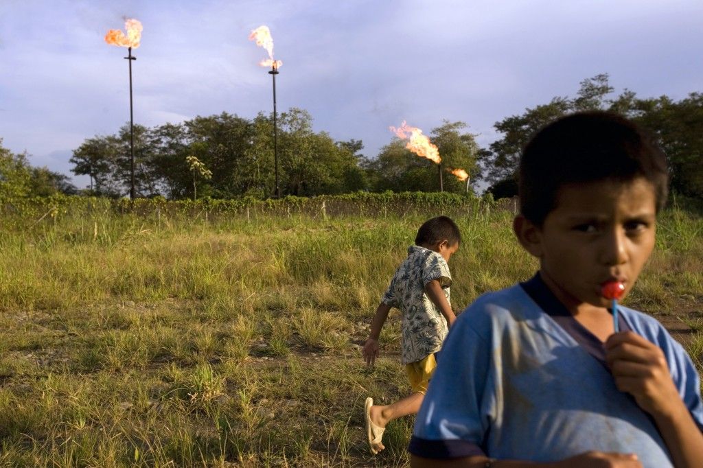 Los mecheros están muy cerca de la zona de juego de niños en la Amazonía. Foto: UDAPT.