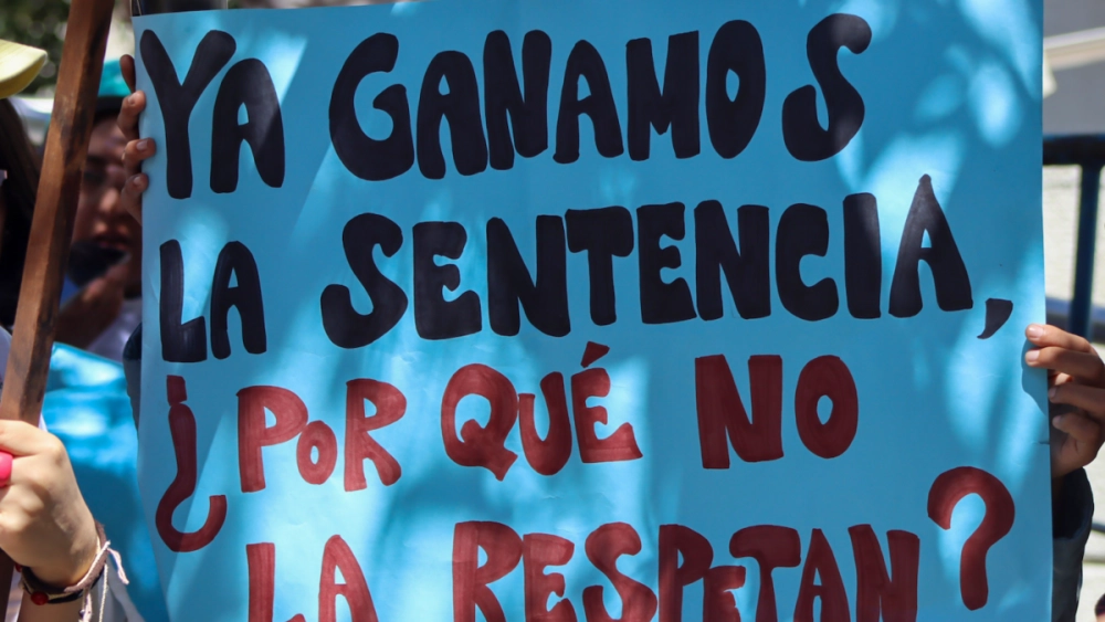 Marcha exigiendo el cumplimiento de la sentencia que ordena eliminar los mecheros que queman gas en la Amazonía. Foto: UDAPT.