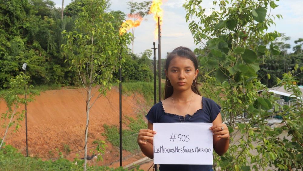 Leonela Moncayo, una de las niñas demandantes, exige que se apaguen los mecheros y se cumpla con la sentencia de 2021. Foto: UDAPT.