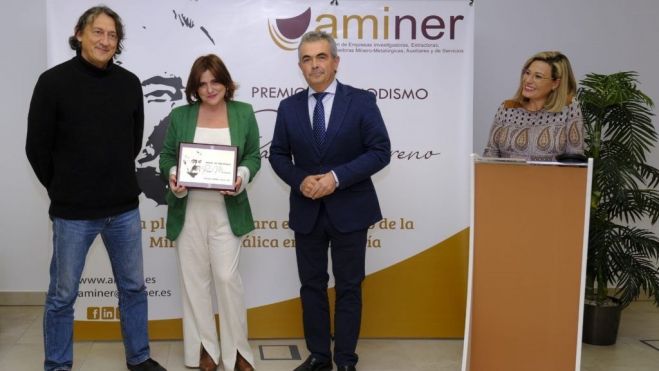 Eva Villegas recibe el III Premio de periodismo Paco Moreno de AMINER sobre minería metálica andaluza, en 2022.