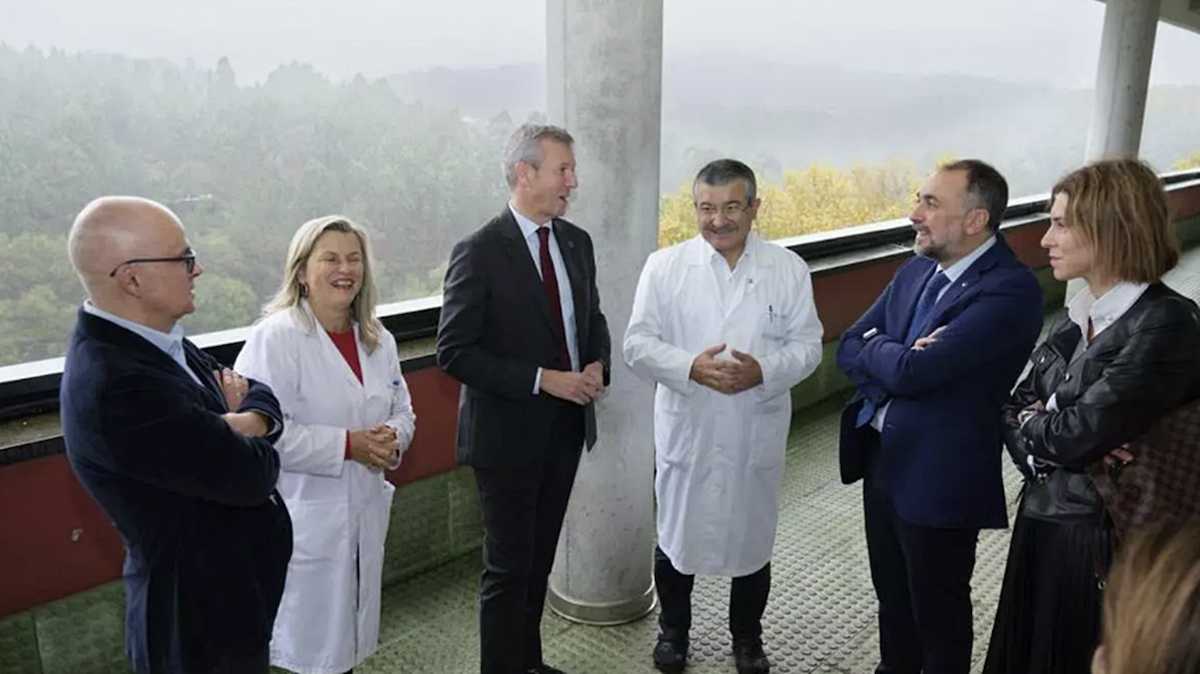 El presidente Alfonso Rueda con la prima de Feijóo, Eloína Núñez (segunda por la izquierda). Foto: Xunta de Galicia