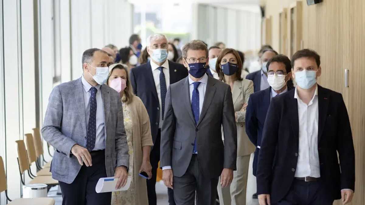 Feijóo con políticos de la Xunta en una imagen de archivo. Foto: David Cabezón / Xunta de Galicia