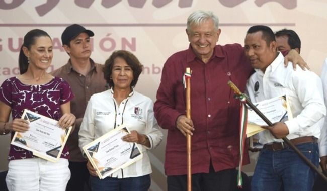 El presidente saliente de México, Andrés Manuel López Obrador Acompañado por la presidenta electa, Claudia Sheinbaum en la inauguración del Camino de Benito Juárez