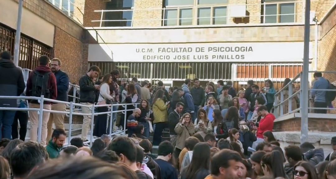 Periodistas chafados por la suspensión de las oposiciones de informador de RTVE, este domingo en Madrid