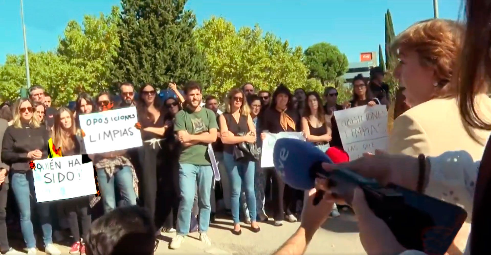 Protestas de periodistas chafados por la suspensión de las oposiciones de informador de RTVE, este lunes en Madrid