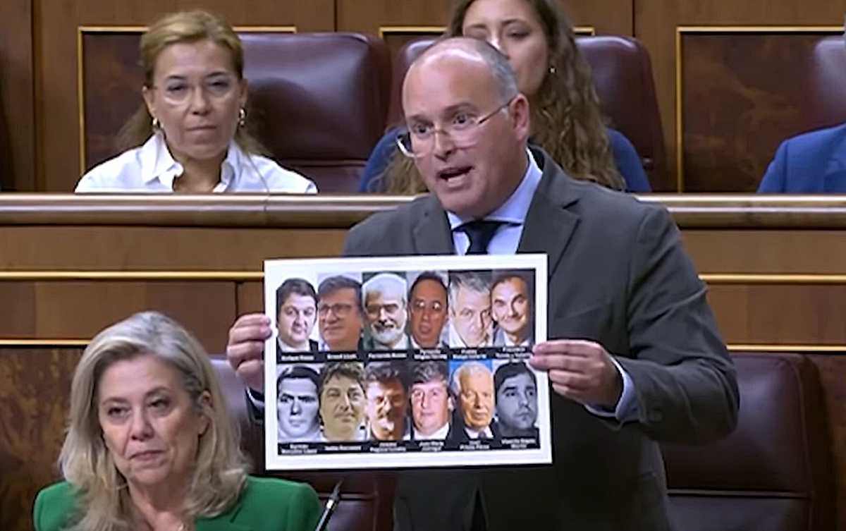 Tellado muestra el cartel con los cargos socialistas asesinados por ETA.