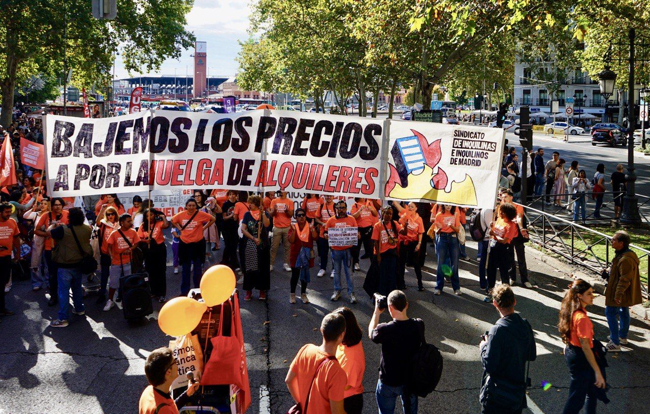 Pancarta del sindicato de inquilinas de Madrid en la manifestación por el derecho de la vivienda | Foto: Agustín Millán