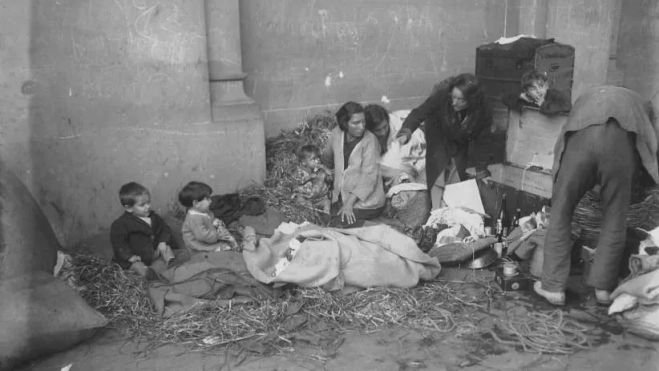 Familia sin techo viviendo entre basura de una calle de Barcelona 1931 Gabriel Casas i Galobardes