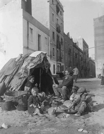 Familia comiendo en el exterior de una barraca cerca de la calle Marina 1929 1935 Josep Maria Sagarra i Plana