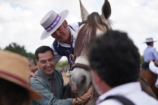 Moreno Bonilla, durante una visita institucional a la romería del Rocío en 2022.