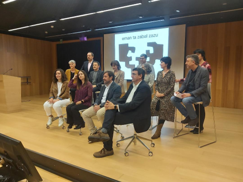 Cuadro del equipo rectoral, rodea a Eva Ferreira, actual rectora y candidata.