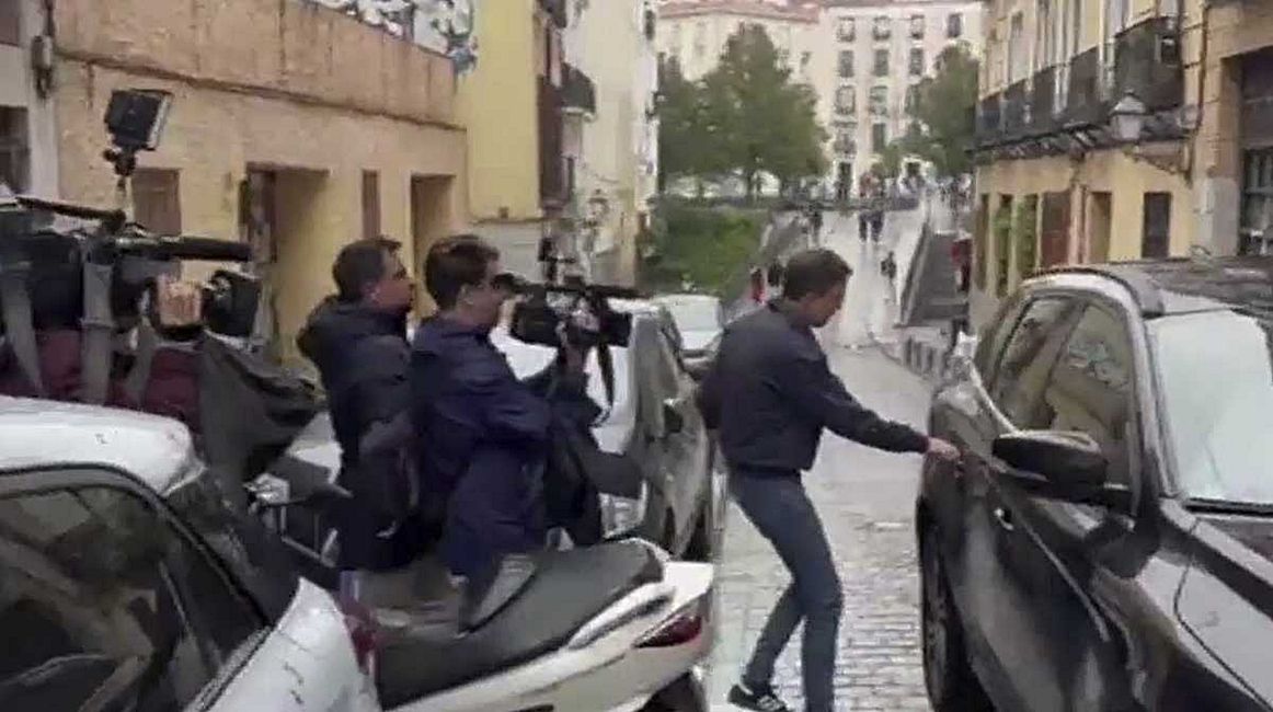 Íñigo Errejón sale de su casa en la última fotografía que se dispone de él tras estallar el escándalo de acoso y machismo.