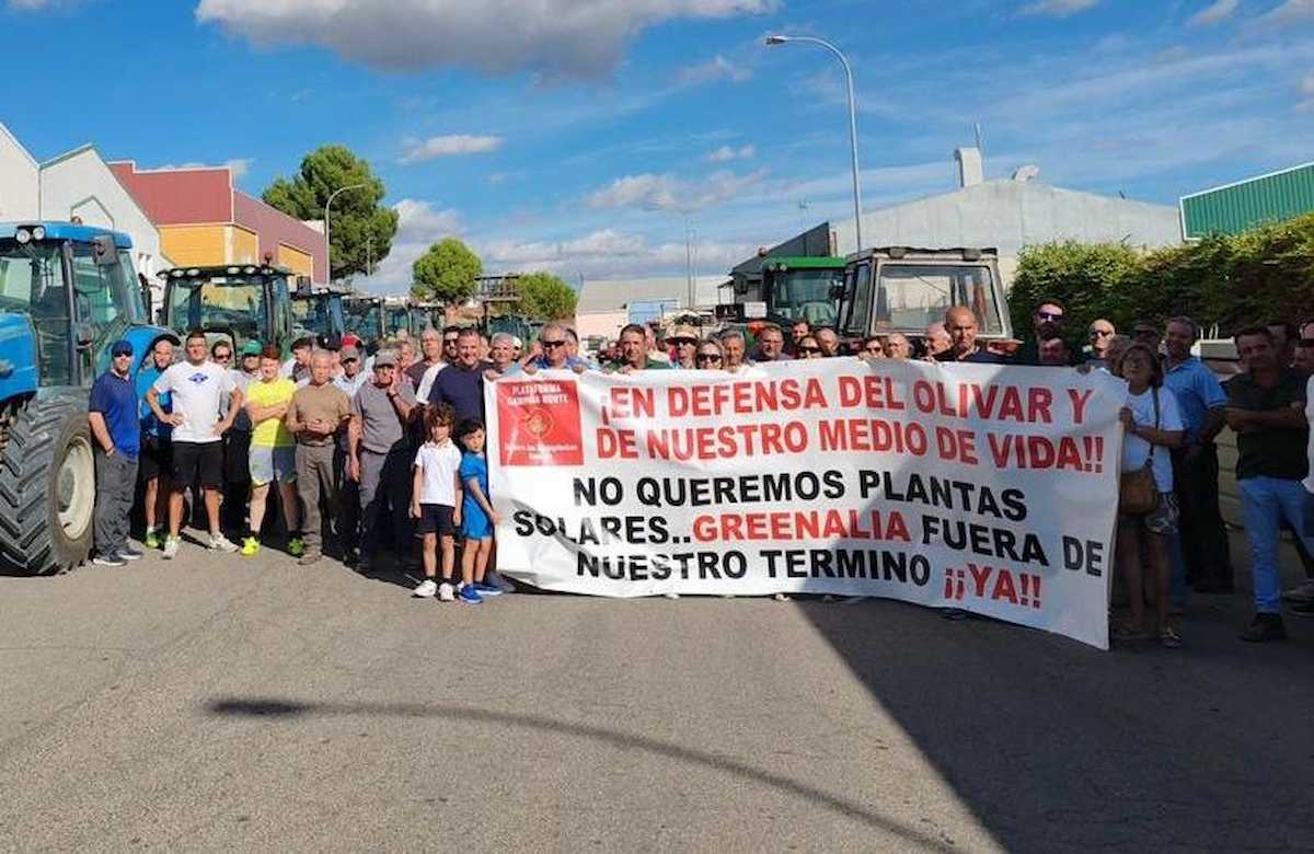 Protesta de los vecinos de Lopera (Jaén) agrupados en la Plataforma Campiña Norte de Jaén contra la tala de olivos para la instalación de plantas solares. | Foto: SOS Rural