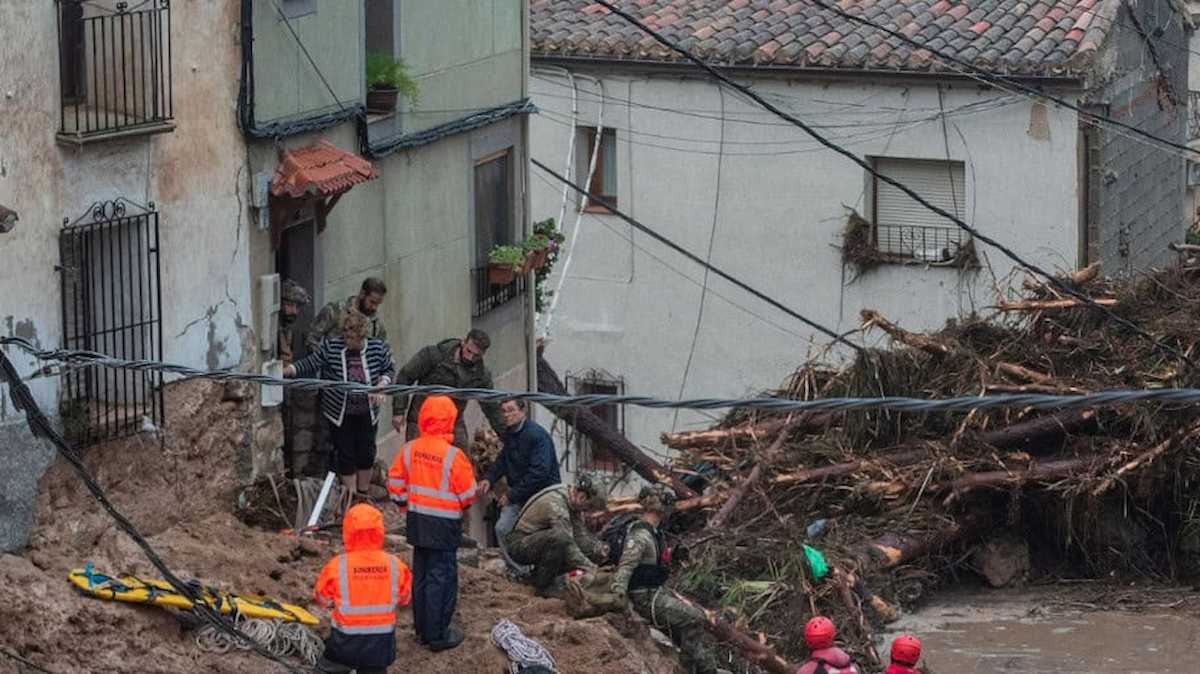 Efectivos de la UME ayudan a una mujer a salir de su casa afectada por la DANA. | Foto: Ecologistas en Acción