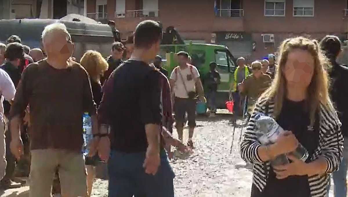 Vecinos de Paiporta se surten de botellas de agua mineral tras la riada. Foto: La Sexta. Foto: La Sexta