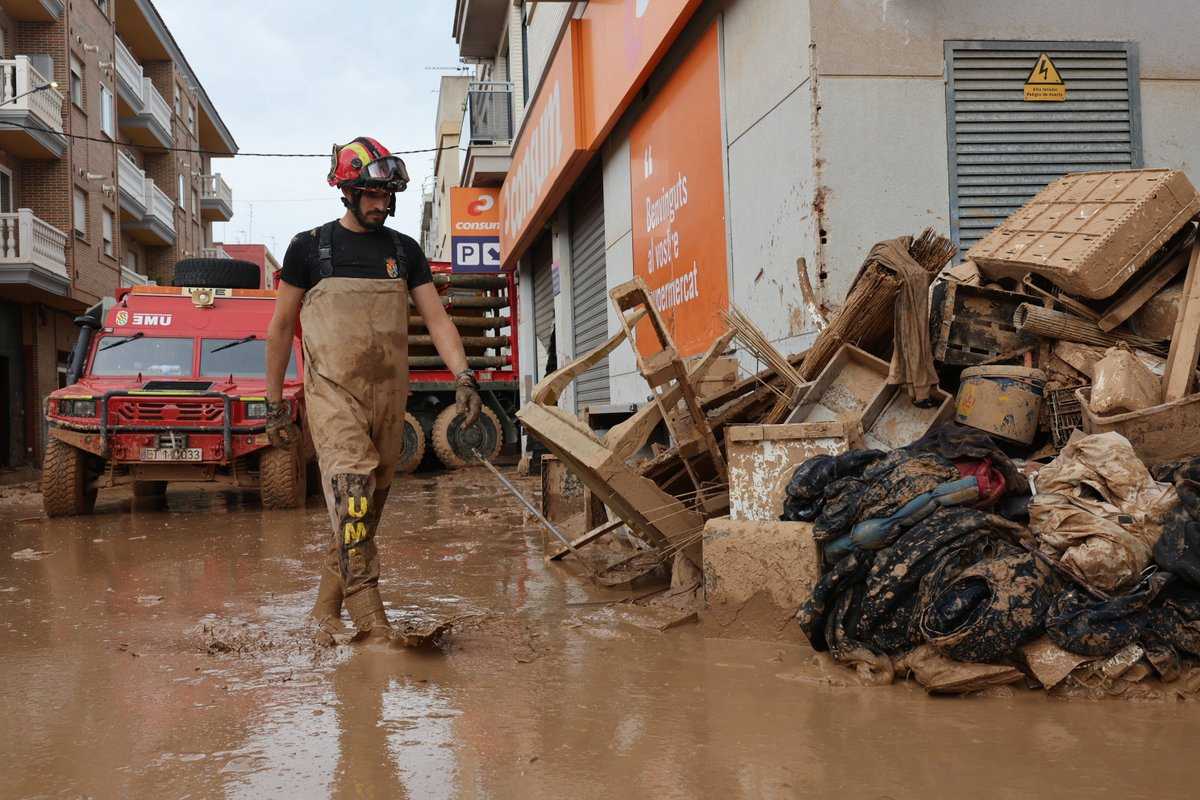 Un soldado de la UME camina por un paisaje urbano devastado por la dana, un fenómeno propio del cambio climático. | Foto: Ministerio de Defensa