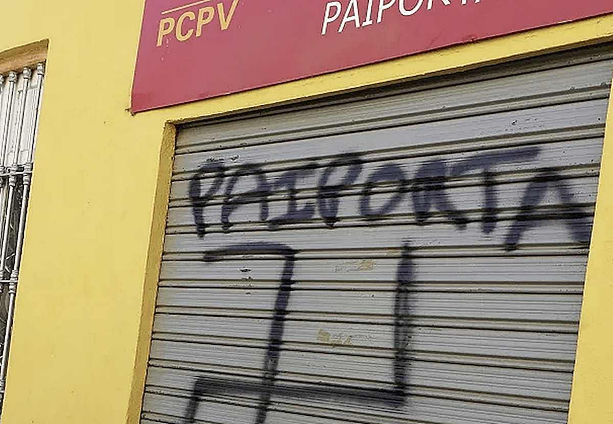 Pintadas neonazis en la sede de EUPV de Paiporta, donde se ha registrado una explosión de odio tras la dana.