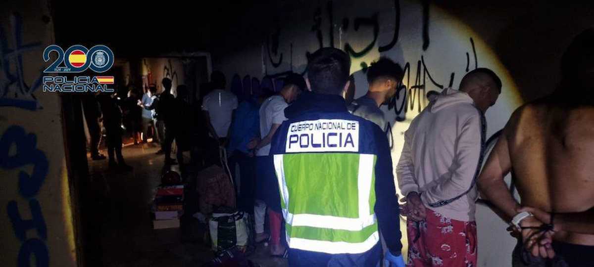 Varias personas detenidas por la Policía Nacional por robos y pillaje. Foto: CNP