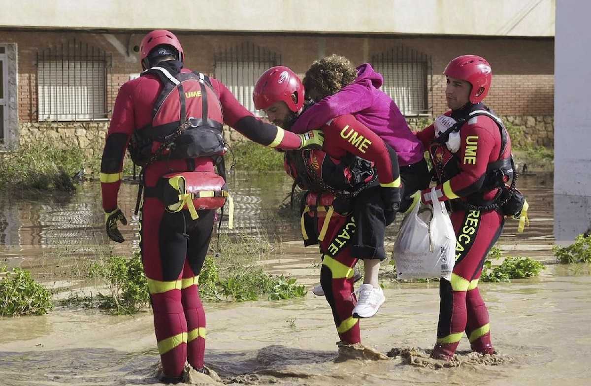 Los servicios de rescate de la UME llevan a cabo un salvamento en la zona afectada mientras sigue habiendo decenas de desaparecidos.