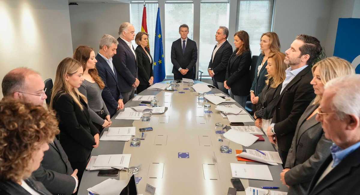 Minuto de silencio presidido por Feijóo en recuerdo de las víctimas de la DANA. | Foto: PP