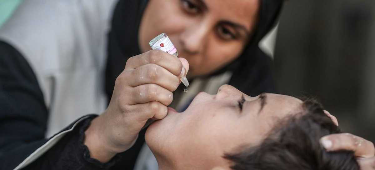 Un niño recibe una dosis de la vacuna de la polio en Gaza. | Foto: OMS