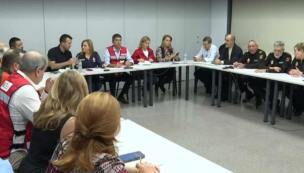 Carlos Mazón, último responsable del 112, reunido con su gabinete de crisis durante la dana.