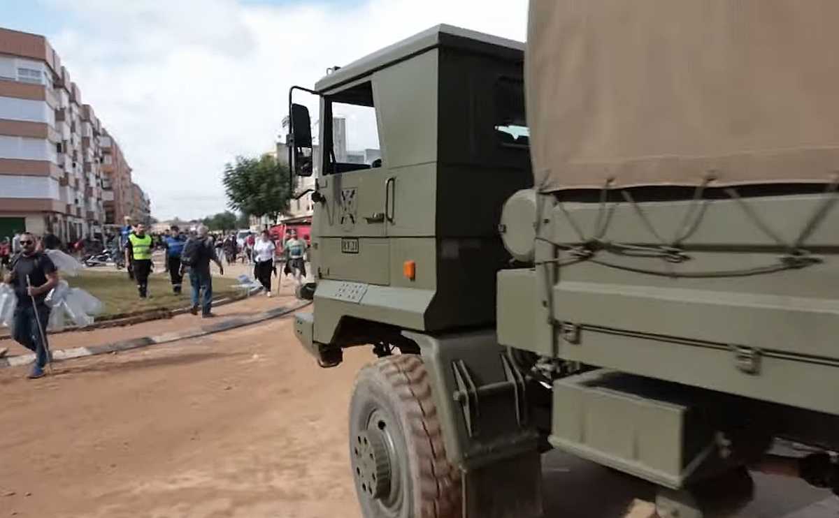 Un coche del Ejército llega a la zona cero de la riada en medio de los bulos sobre el Estado fallido.