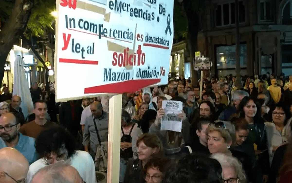 Un momento de la manifestación, en la que se pidió la dimisión de Carlos Mazón.